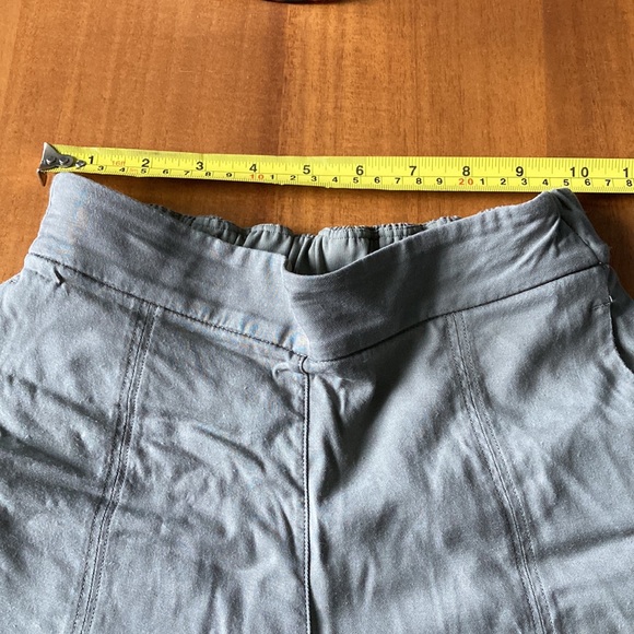 Lululemon khaki cropped pants - Picture 5 of 8